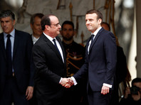 На ступенях Елисейского дворца Макрона встретил Франсуа Олланд, пятилетний период правления которого завершается в первой половине дня в воскресенье