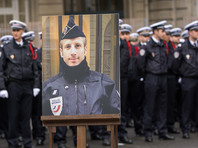 Бойфренд убитого исламистами парижского полицейского вступил с ним в посмертный брак