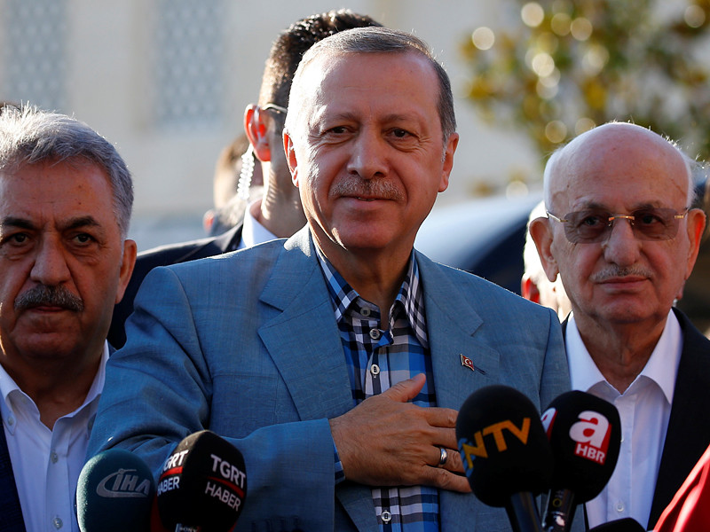 Президент Турции Реджеп Тайип Эрдоган потерял сознание во время праздничной молитвы по случаю окончания священного месяца Рамадан