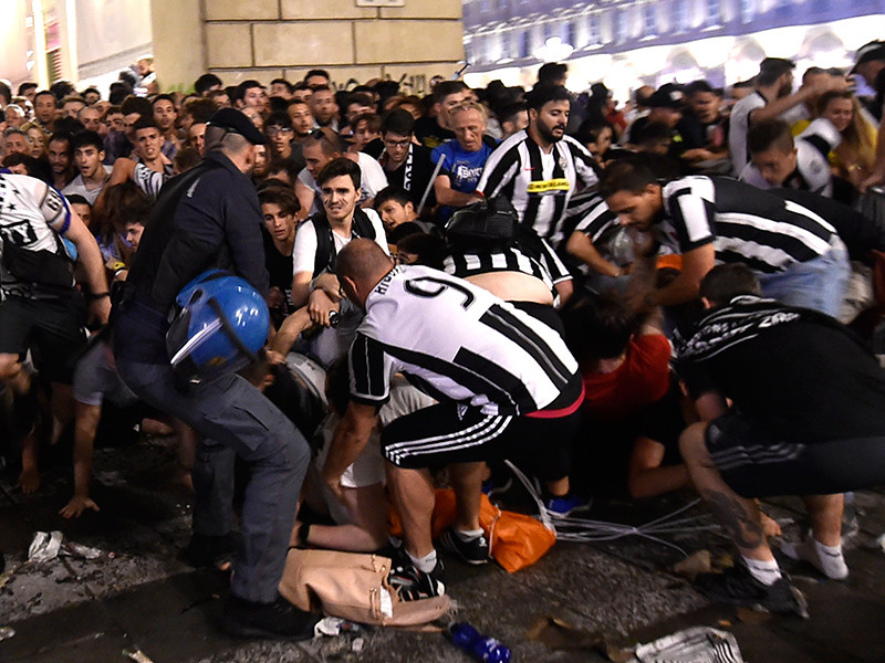 Более тысячи болельщиков итальянского футбольного клуба "Ювентус" пострадали в давке во время просмотра финального матча Лиги чемпионов в фан-зоне в Турине