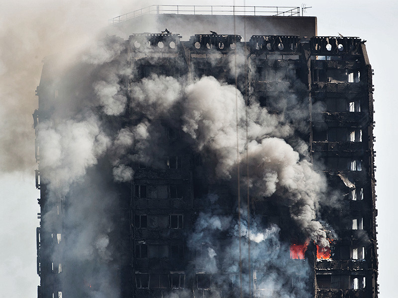Британская The Sun собрала сведения о 65 обитателях Grenfell Tower в Лондоне, которые остаются пропавшими без вести после разрушительного пожара. Выжившие жильцы говорят, что они спотыкались о тела погибших, когда пробирались по черной лестнице в клубах дыма