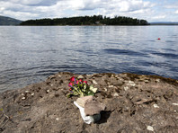 Андерс Беринг Брейвик 21 июля 2011 года совершил двойной теракт, который стал самым кровавым в истории Норвегии. Сначала он взорвал заминированный автомобиль в правительственном квартале Осло, убив восемь человек, а затем отправился в молодежный лагерь правящей партии AUF, где расстрелял еще 69 человек, без сопротивления сдавшись полиции после ее приезда
