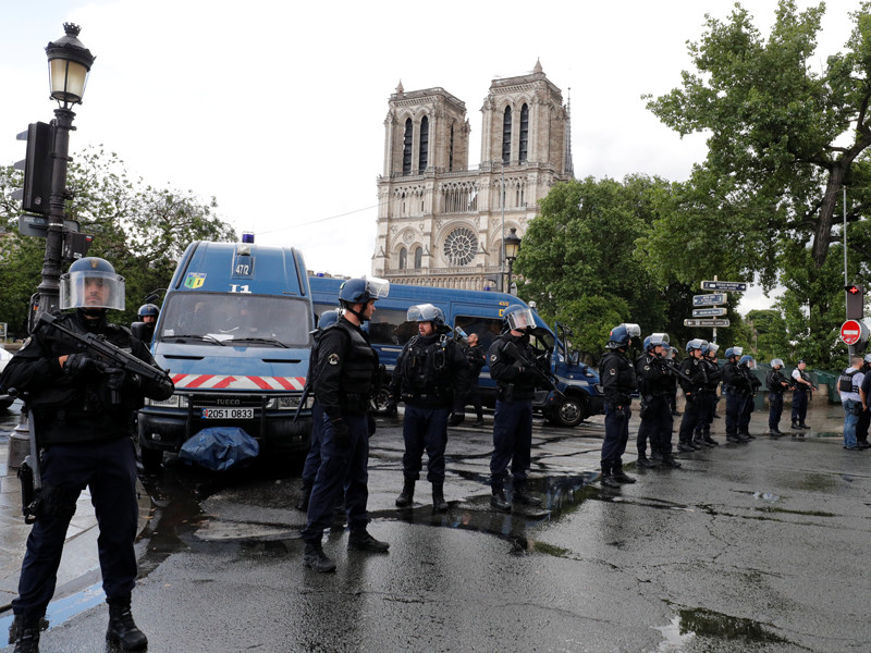 СМИ сообщили о стрельбе в парижском соборе Нотр-Дам