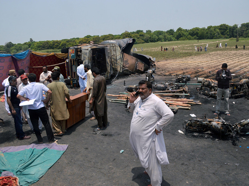 Число жертв пожара, вспыхнувшего около перевернувшегося бензовоза в Пакистане, приблизилось к полутора сотням