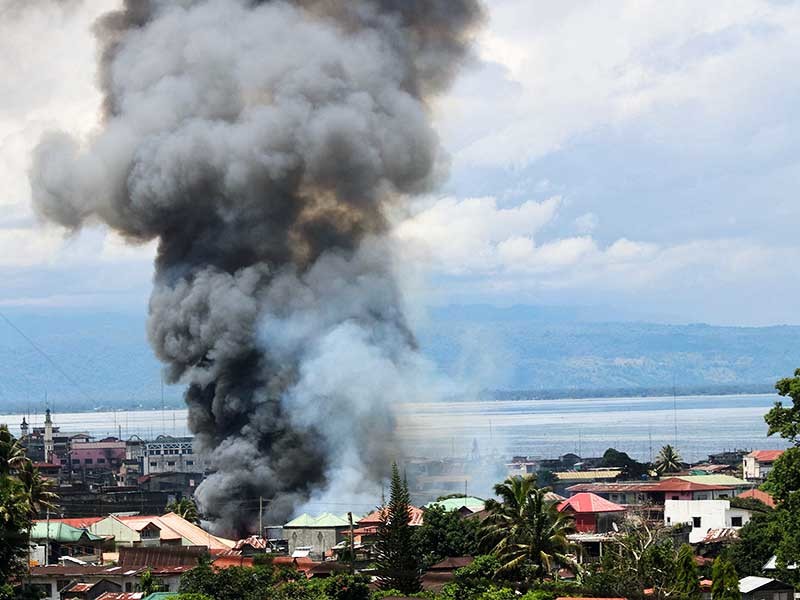 По меньшей мере 10 филиппинских военнослужащих погибли, восемь получили ранения в результате авиаудара, который Вооруженные силы Филиппин по ошибке нанесли по позициям своих военных на подступах к городу Марави

