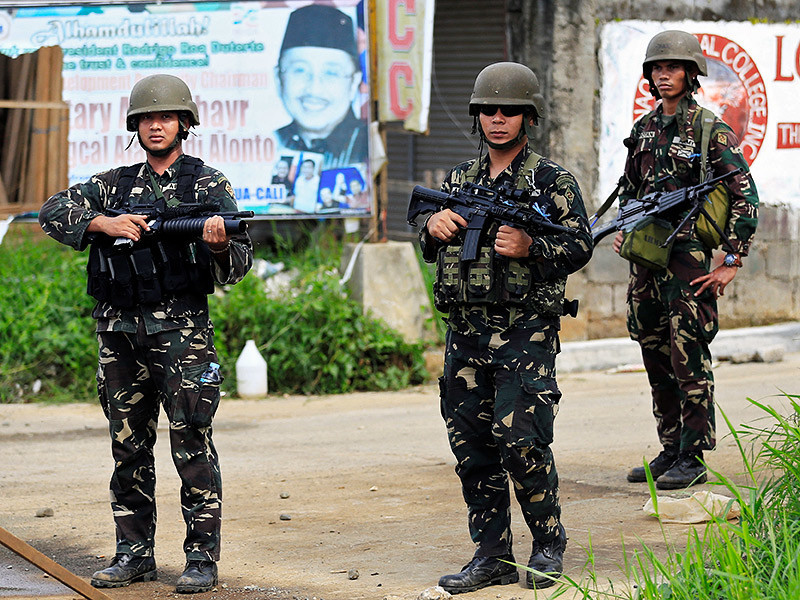 Связанные с ИГ* боевики захватили школу на юге Филиппин