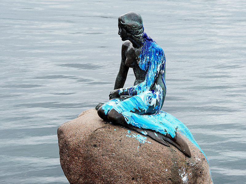 В Копенгагене вновь осквернили статую Русалочки с требованием освободить Абдуллу 
