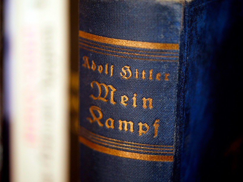 Книга Гитлера "Майн Кампф" (Mein Kampf; в переводе на русский - "Моя борьба") впервые была издана в 1925 году, за восемь лет до его прихода к власти