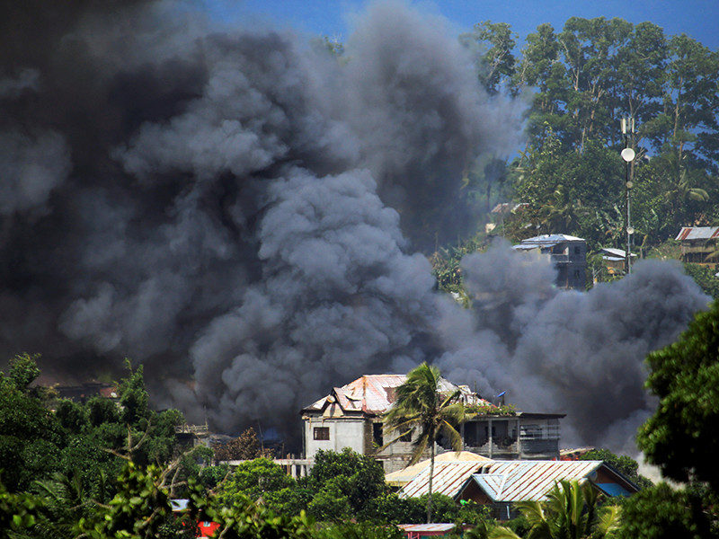 Американские силы специального назначения помогают филиппинским вооруженным силам освобождать захваченный боевиками город Марави