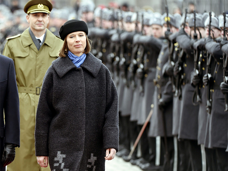 Президент Эстонии заявила, что фашистов в страну "откуда-то привозят" по заказу Кремля

