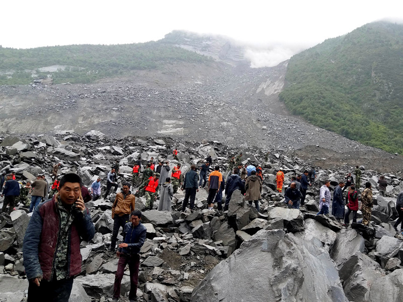 В Китае оползнем накрыло деревню: под завалами более 140 человек

