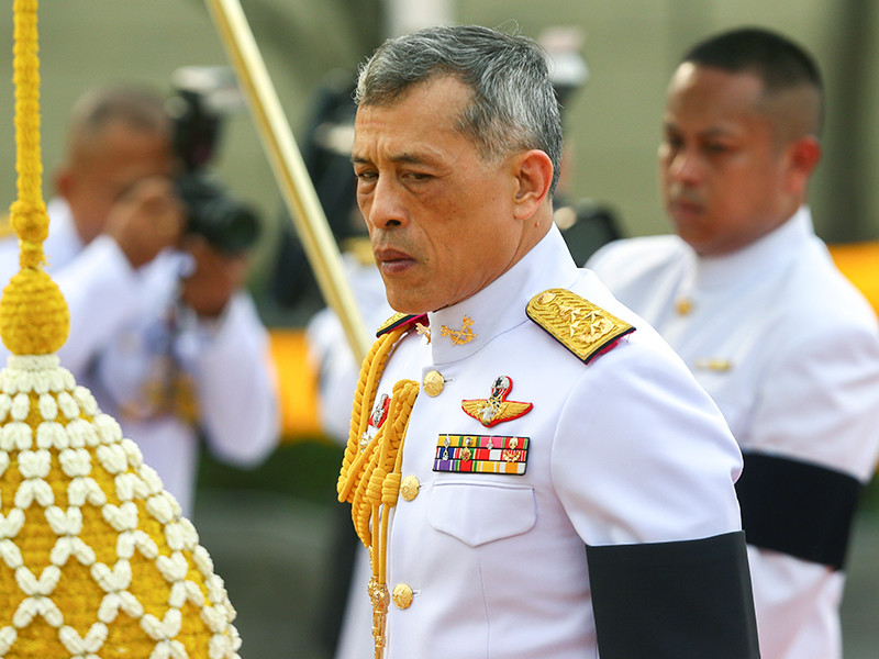 Король Таиланда Маха Вачиралонгкорн подвергся необычному нападению во время визита в Германию: 64-летний монарх и его свита были обстреляны из оружия для игры в страйкбол