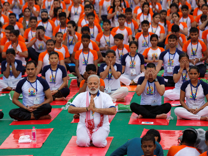 Премьер Индии и еще десятки тысяч человек отметили Международный день йоги групповыми занятиями

