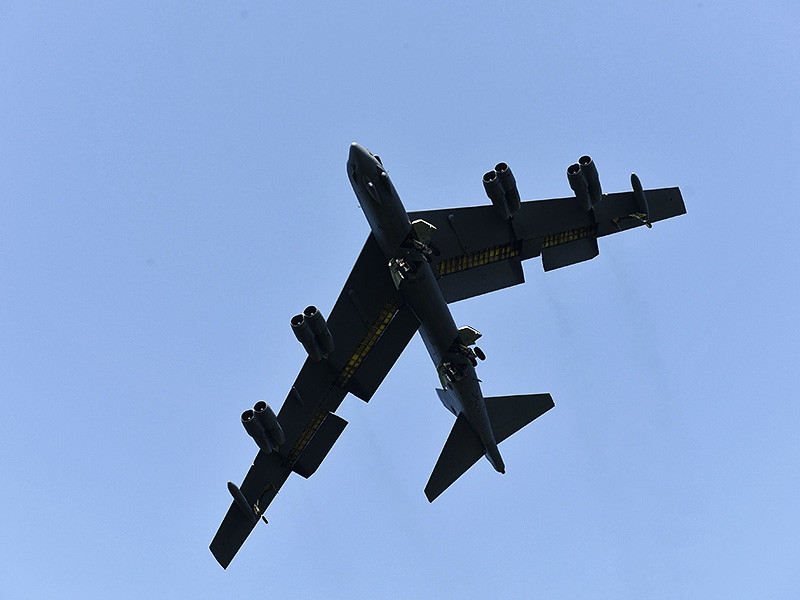 Соединенные Штаты направили в Великобританию бомбардировщики B-52 и 800 военных летчиков для участия в плановых учениях, которые силы НАТО проведут в июне на территории Арктики и Европы - рядом с российскими границами