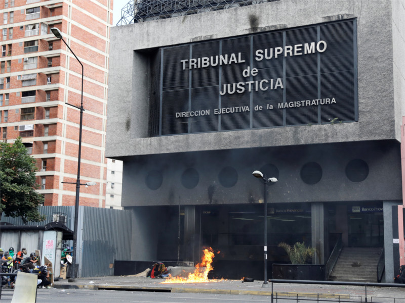 Вертолет атаковал здание Верховного суда Венесуэлы