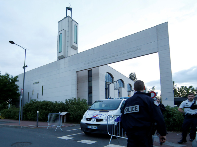 В пригороде Парижа мужчина пытался задавить прихожан мечети