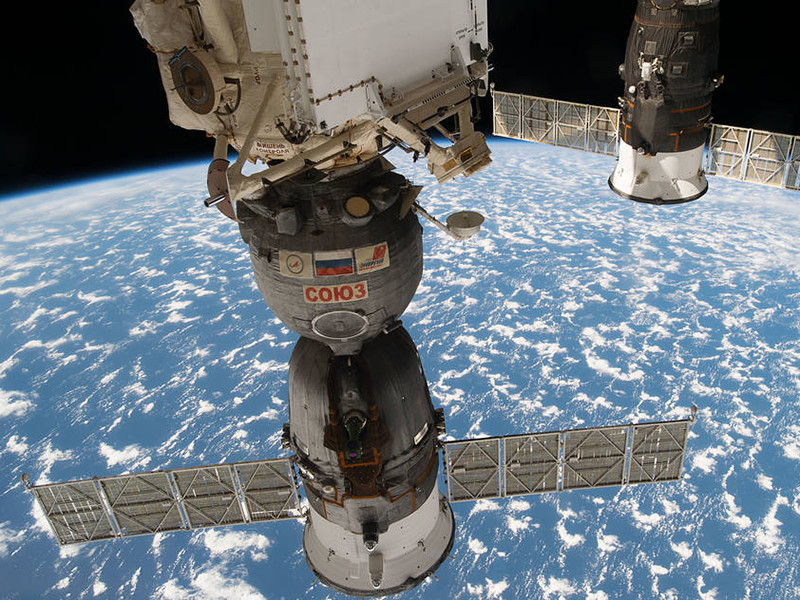 Двое космонавтов, готовясь вернуться с МКС на Землю, перешли на борт "Союза МС-03"
