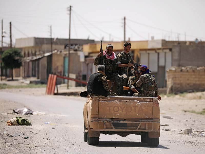 Поддерживаемые международной коалицией во главе с США отряды "Демократических сил Сирии" (SDF), включающие курдские формирования, достигли успеха в штурме контролируемого боевиками "Исламского государства" города Ракки