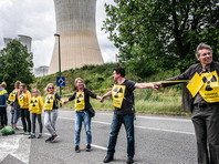 Европейцы выстроились в живую цепь длиной 90 км в знак протеста против бельгийских АЭС (ФОТО, ВИДЕО)
