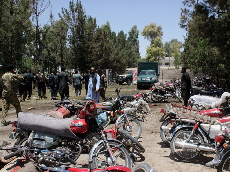В Афганистане в результате взрыва возле здания банка в городе Лашкаргах в провинции Гильменд погибли десятки человек
