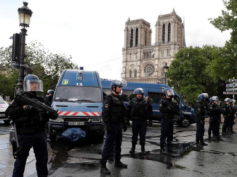 Мужчина, который накануне напал на полицейский патруль перед собором Парижской Богоматери в столице Франции, госпитализирован и помещен под стражу