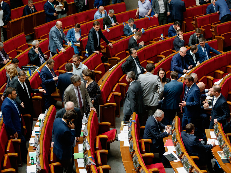 Рада разъяснила, что новый законопроект о силовой "реинтеграции" Донбасса не запрещает проведение выборов, хотя и не разрешает их

