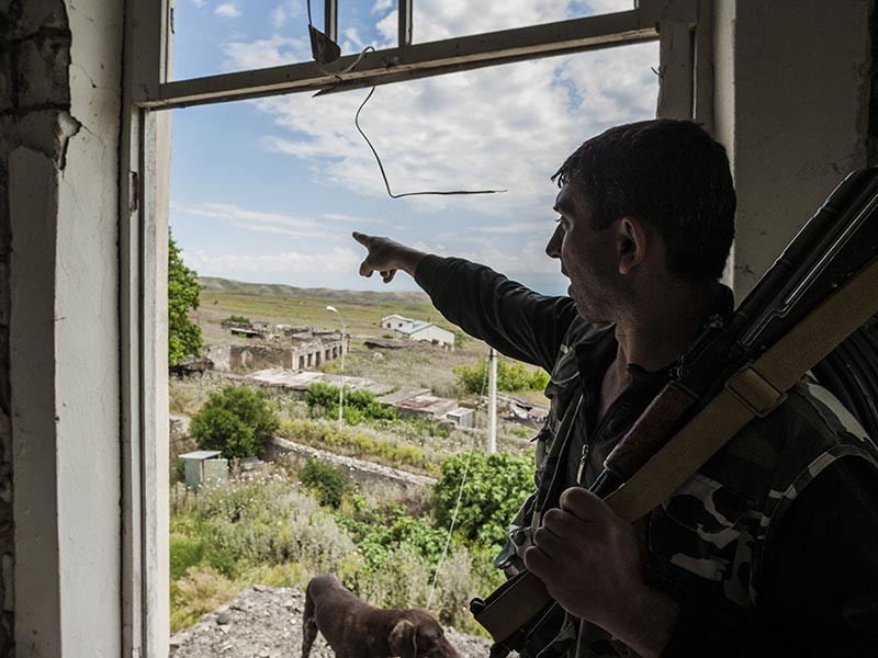 Вооруженные силы Азербайджана уничтожили пять военнослужащих Армении, сообщило в субботу Минобороны Азербайджана. Накануне вечером пресс-служба Минобороны непризнанной Нагорно-Карабахской республики сообщило, что трое военнослужащих армии обороны НКР погибли в результате обстрела


