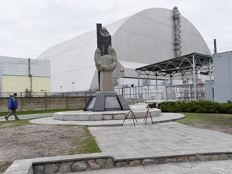 Причиной задымления в двух помещениях третьего энергоблока Чернобыльской атомной электростанции (ЧАЭС), произошедшего вечером 13 июня, стало "курение в неположенном месте неустановленным лицом", сообщает сайт Государственной инспекции ядерного регулирования Украины



