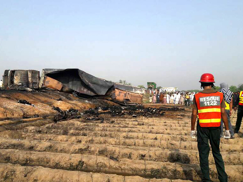 В Пакистане более 120 человек погибли при возгорании опрокинувшегося бензовоза