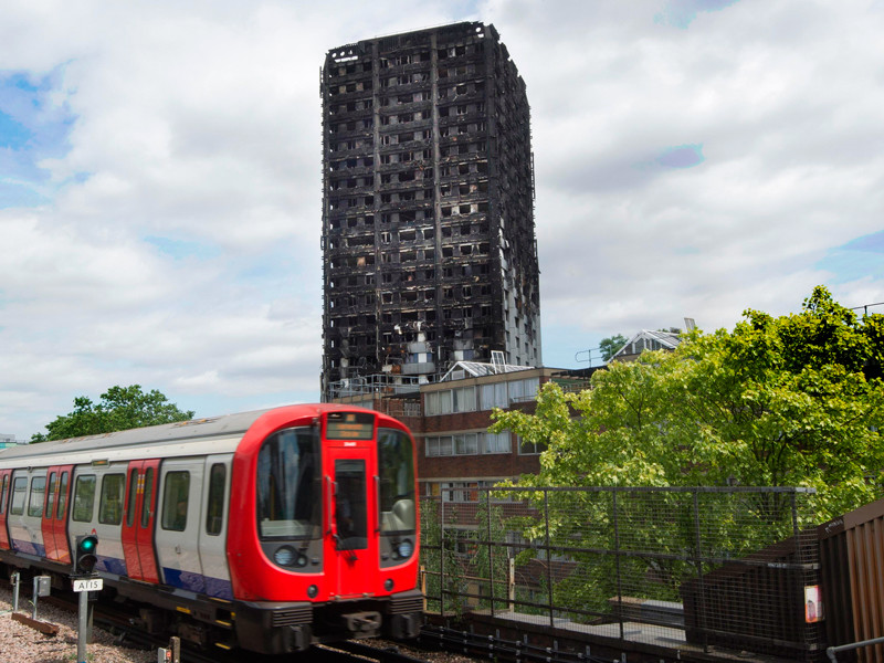 Число погибших и пропавших без вести в результате пожара в Лондоне увеличилось до 79

