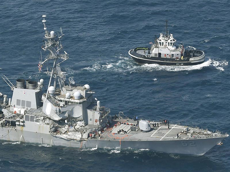 Флот США разыскивает семерых моряков, пропавших после столкновения эсминца с торговым судном

