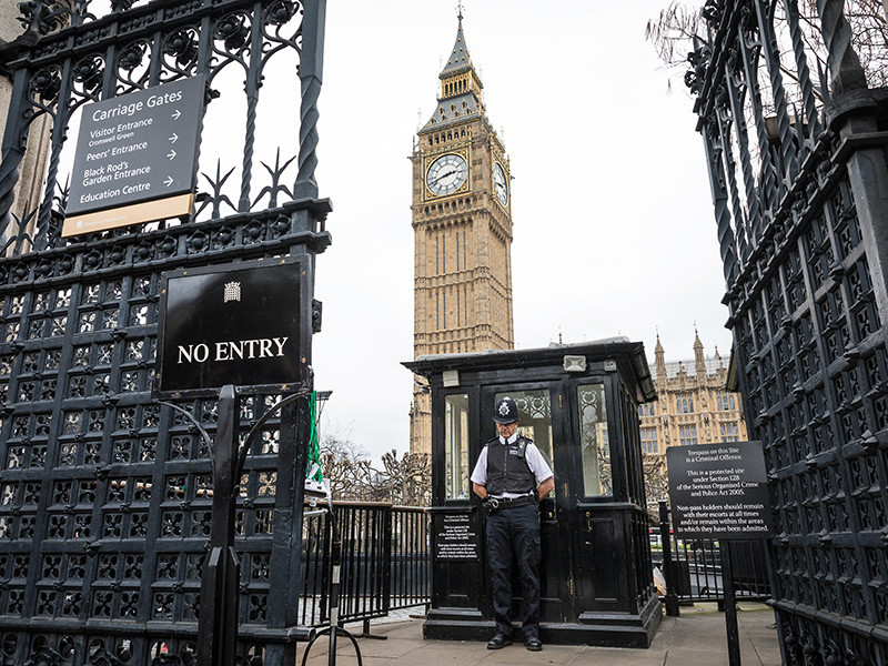 У здания парламента в Британии задержали мужчину за ношение ножа
