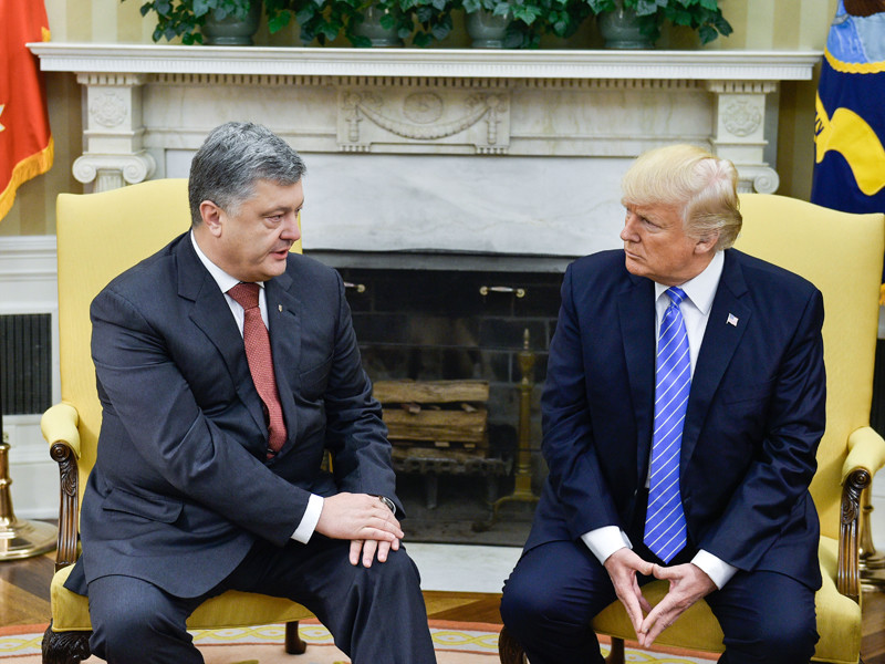 Президент Украины Петр Порошенко заявил, что не верит в связи американского лидера Дональда Трампа с Россией, в которых его подозревают на родине