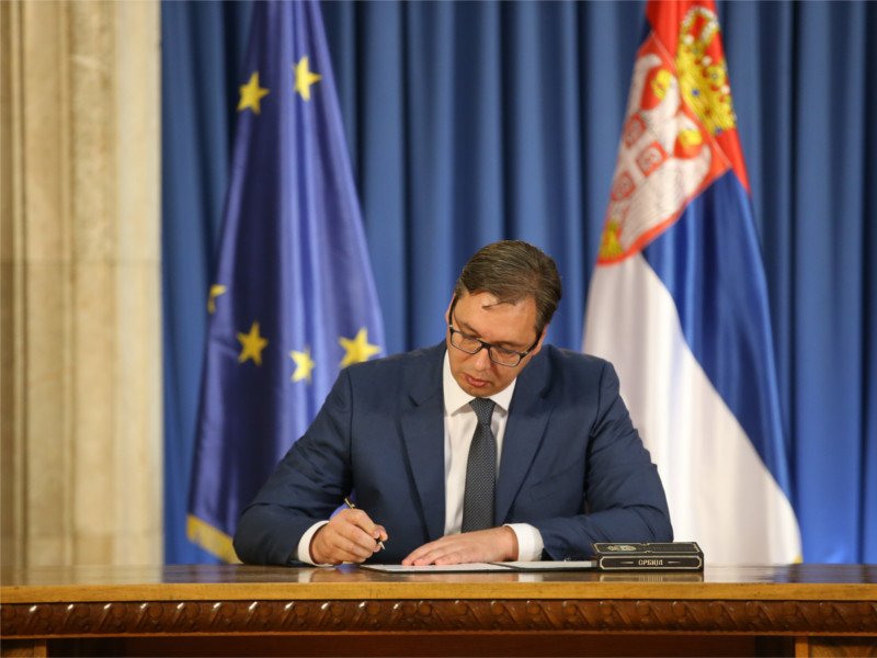 Президент Сербии Александр Вучич подписывает документ о назначении нового премьера