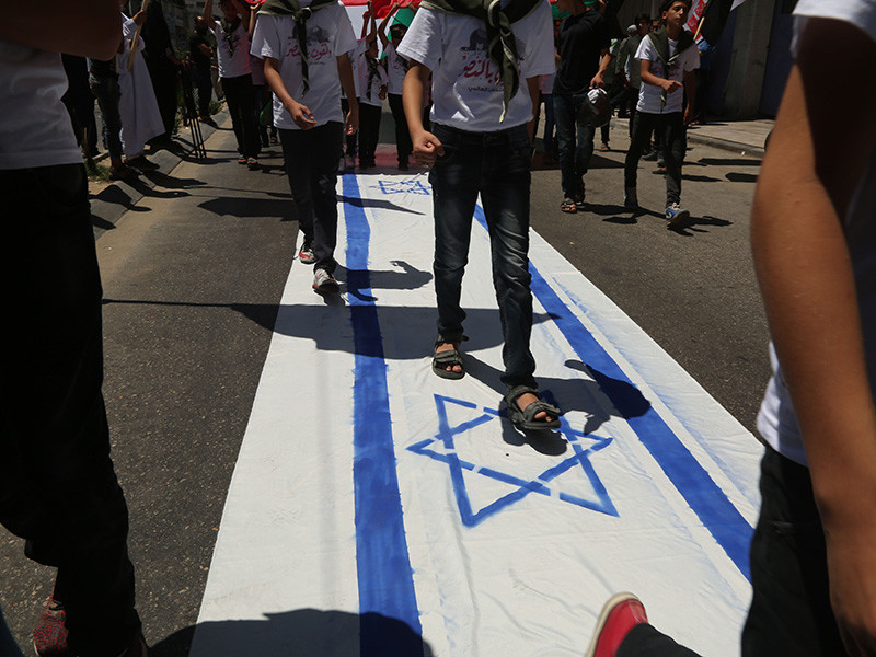 В столице Ирана Тегеране и других иранские городах в пятницу, 23 июня, прошли антиизраильские демонстрации, участники которых вышли на улицы, чтобы выразить солидарность с палестинцами и осудить "многолетние оккупацию и зверства Израиля"
