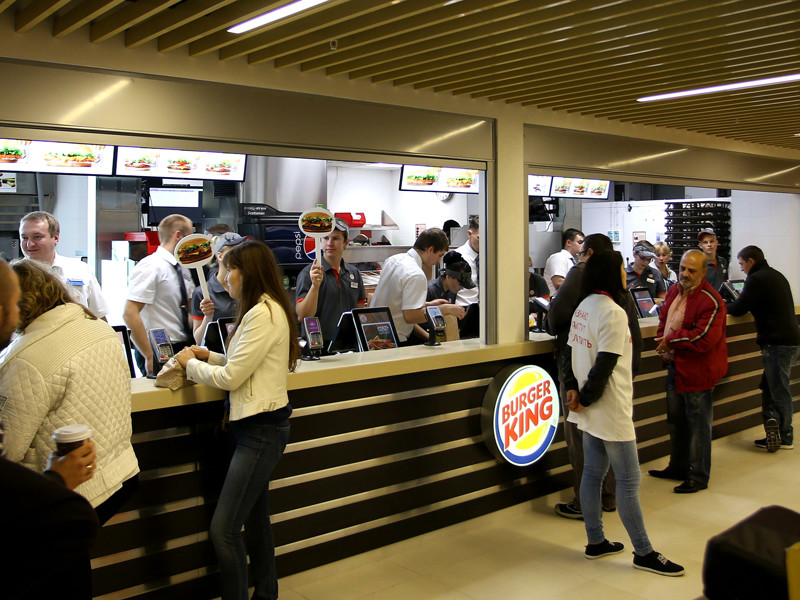 Сотруднику минского Burger King грозит штраф за то, что он ответил клиенту на русском языке