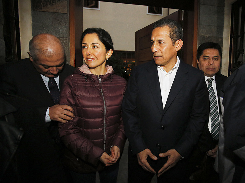 Бывший президент Перу Ольянта Умала и его супруга Надин Эредиа сдались властям после вынесения судебного решения об их аресте на 18 месяцев в связи с подозрениями в причастности к отмыванию денег