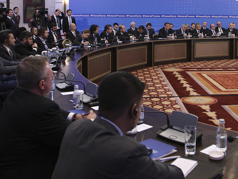 На второй день в переговорах и встречах участвуют представители оппозиционных "Северного" и "Южного" фронтов
