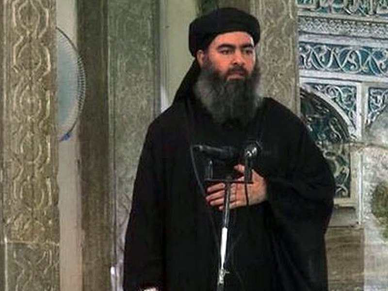 Лидер "Исламского государства"* Абу Бакр аль-Багдади, которого Министерство обороны РФ похоронило месяц назад, скорее всего, жив и находится к югу от города Ракка
