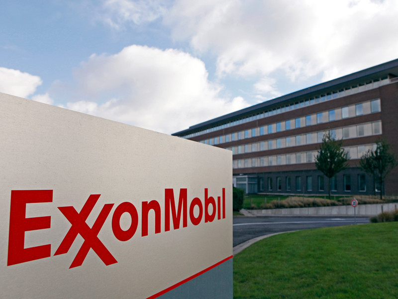Департамент Казначейства США по контролю за иностранными активами оштрафовал американскую компанию ExxonMobil на два млн долларов восемь контрактов с подсанкционным главой "Роснефти" Игорем Сечиным, заключенным в мае 2014 года
