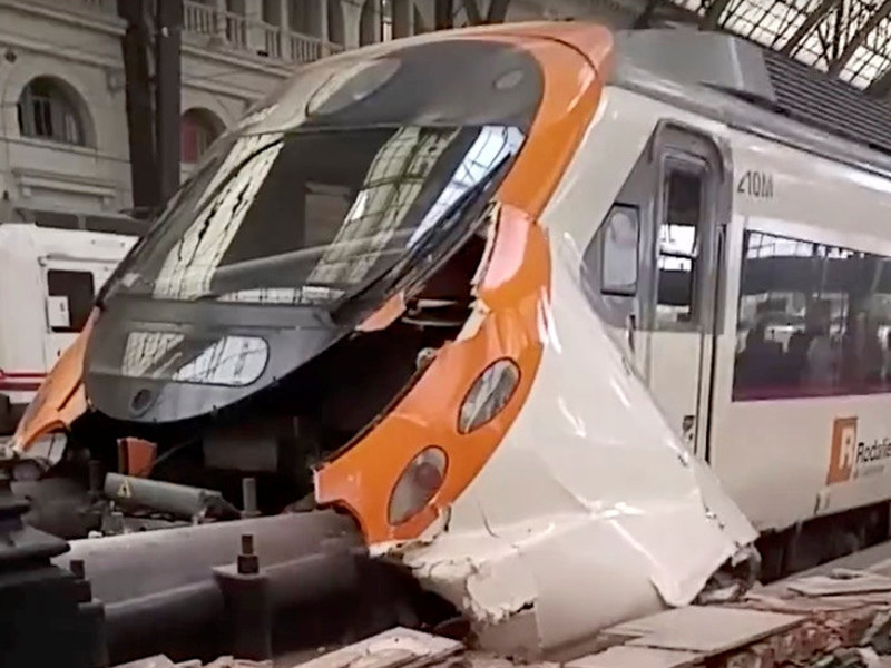В Барселоне поезд врезался в платформу вокзала - почти 50 пострадавших

