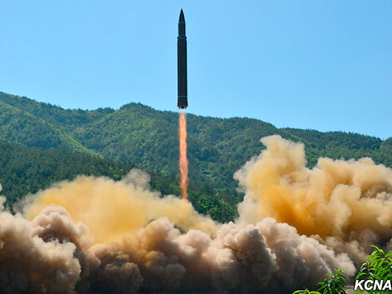 "Они готовы" или "работа только начинается": эксперты предупреждают, чем грозит новый ракетный пуск КНДР

