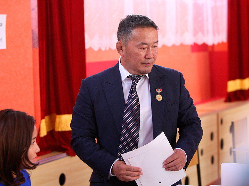 В Монголии на выборах президента победил оппозиционный кандидат, набравший во втором туре 50,6% голосов - Халтмаагийн Баттулга, представитель Демократической партии

