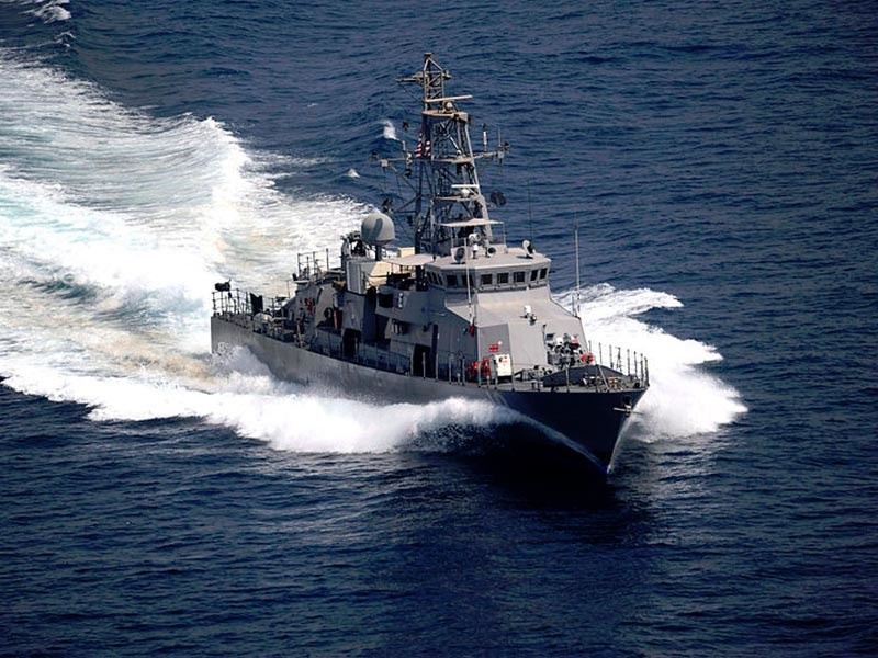 Патрульный корабль американских военно-морских сил США Thunderbolt сделал ряд предупредительных выстрелов в направлении иранского судна Революционной гвардии в Персидском заливе


