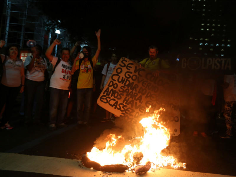 В Рио-де-Жанейро протестующие против президента воздвигли баррикады на главном проспекте