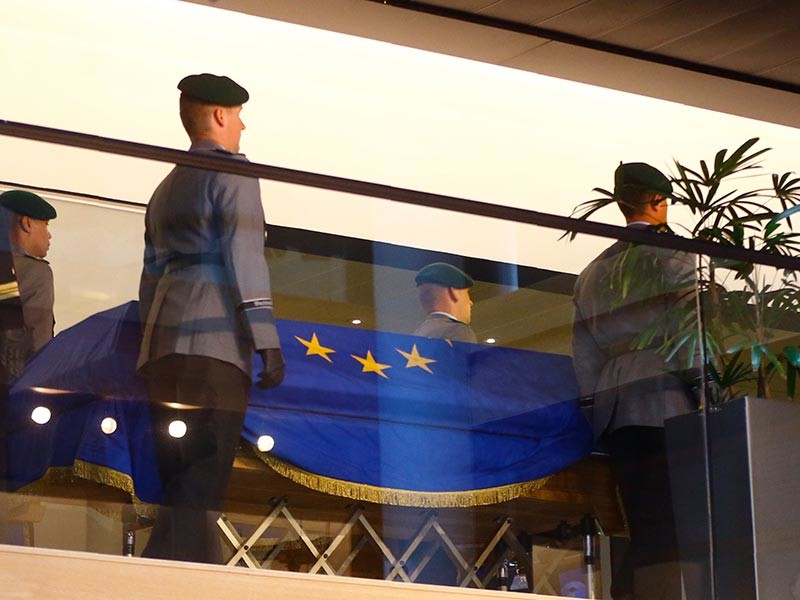 Общеевропейская официальная церемония прощания с государственным деятелем проводится впервые в истории Европейского Союза, отмечает DW. Церемонию принимает здание Европарламента в Страсбурге

