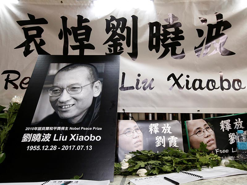 В Китае в возрасте 61 года умер от рака печени самый известный в стране правозащитник и диссидент, лауреат Нобелевской премии мира Лю Сяобо, осужденный в 2009 году за подстрекательство к подрыву государственного строя

