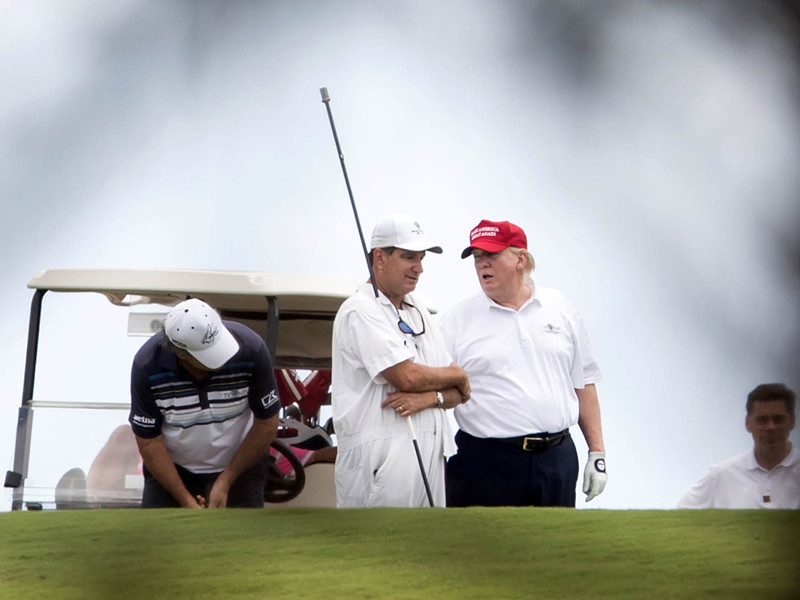 Президент США Дональд Трамп слишком часто использует роскошные поместья для отдыха и за пять с лишним месяцев работы на посту президента не менее 35 дней провел в гольф-клубах