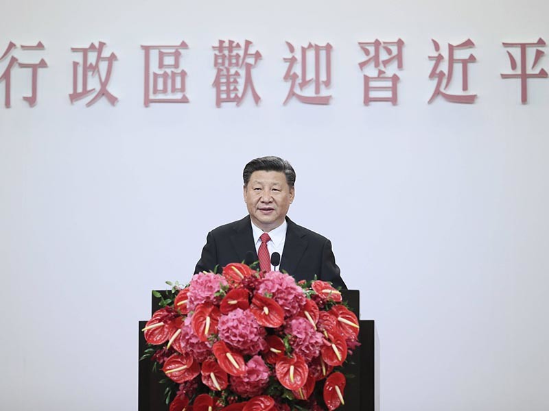 Центральное правительство Китая гарантирует, что принцип "одна страна - две системы" в Гонконге будет применяться без запретов и изменений, заявил председатель КНР Си Цзиньпин в день 20-й годовщины передачи Гонконга от Великобритании вновь под суверенитет Китая
