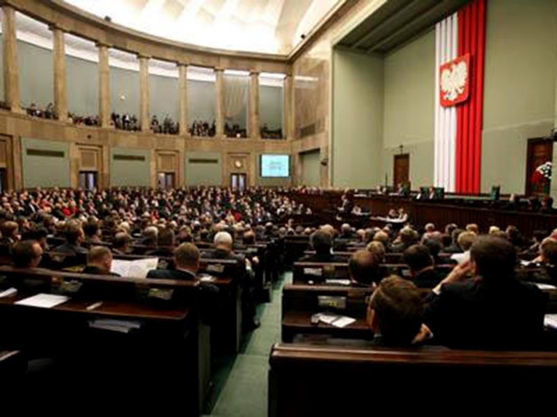 Польский парламент разрешил депутатам и Минюсту назначать судей
